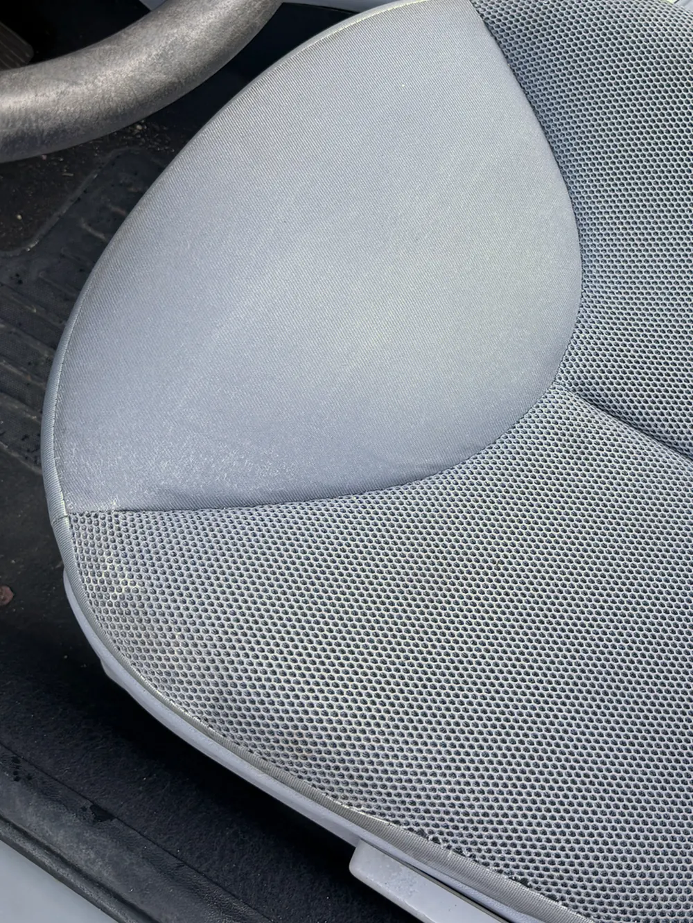 La même assise après shampoing et extraction, tissu redevenu uniforme
